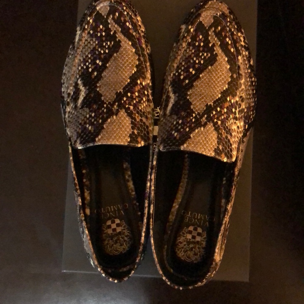Flat loafer leather shoe